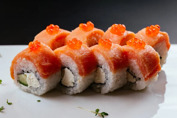 Roll Sushi Łososia Kawiorem — Zdjęcie stockowe