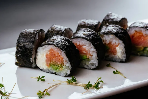 Suşi siyah bir zemin üzerine 