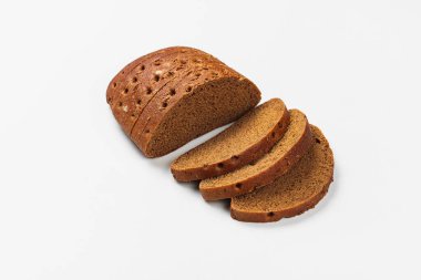 Beyaz arkaplanda dilimlenmiş ekmek