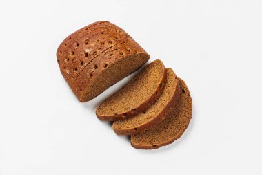 Beyaz arkaplanda dilimlenmiş ekmek