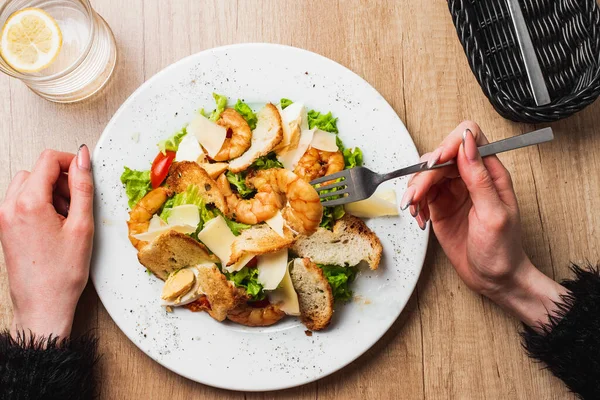 Woman Eating Delicious Salad Shrimps Vegetables — 스톡 사진