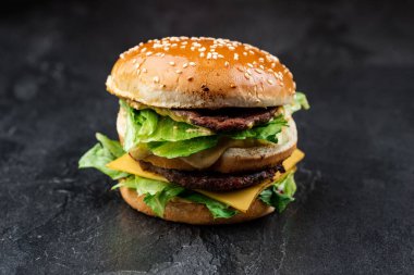 Köfteli, domatesli ve marullu bir hamburger.