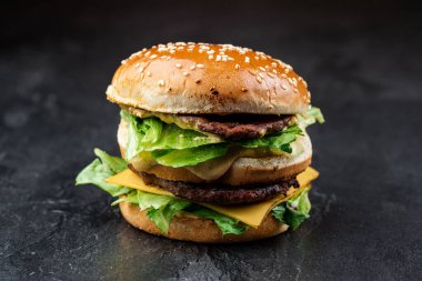 Köfteli, domatesli ve marullu bir hamburger.