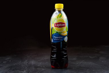 Siyah arkaplanda bir şişe Lipton buzlu çayı