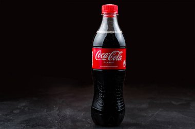 Siyah arka planda tek bir şişe kokain