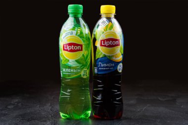 Siyah arka planda bir şişe Lipton buzlu çayı.