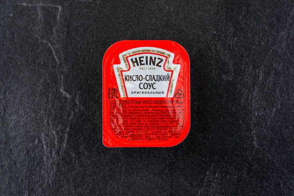 Close Shot Heinz Sweet Sour Sauce Black Background — Stock Photo, Image