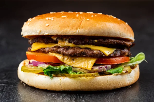 Primer Plano Hamburguesa Con Carne Res Tomate Lechuga Sobre Fondo —  Fotos de Stock