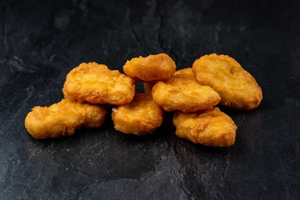 Gebakken Kip Nuggets Zwarte Achtergrond — Stockfoto