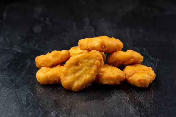 Gebratene Chicken Nuggets Auf Schwarzem Hintergrund — Stockfoto