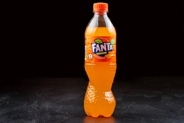 Flasche Fanta Drink Auf Schwarzem Hintergrund — Stockfoto