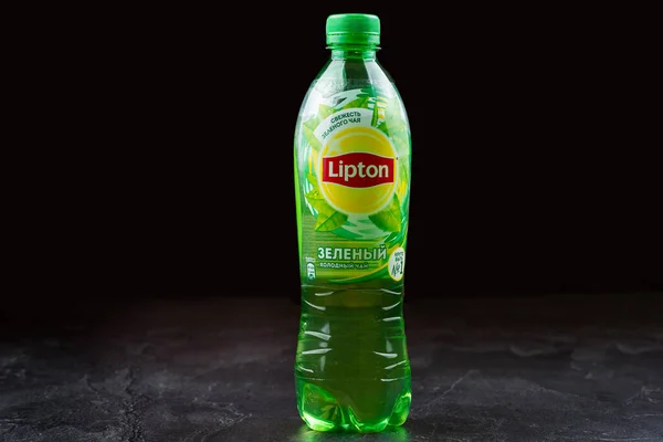 Flasche Lipton Eistee Auf Schwarzem Hintergrund — Stockfoto