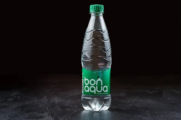 Flaska Bon Aqua Vatten Svart Bakgrund — Stockfoto