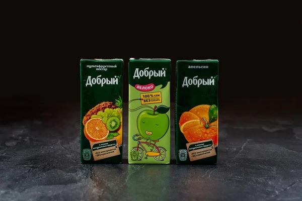 Färgglada Frukter Juice Förpackningar Svart Bakgrund — Stockfoto