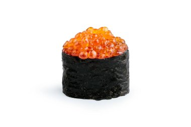 Somon balıklı suşi rulosu beyaz arkaplanda izole edildi