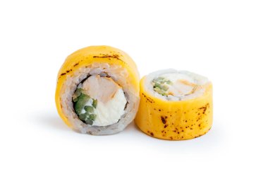 suşi roll somon ve beyaz arka plan üzerinde izole avokado