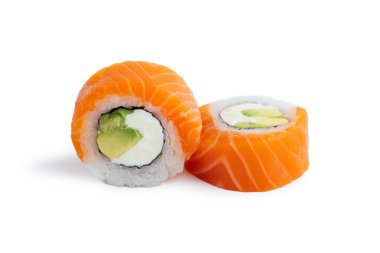 Beyaz arka planda somon, avokado, salatalık ve krem peynirli suşi rulosu..