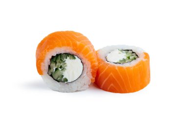 Beyaz arka planda somon, avokado, salatalık ve krem peynirli suşi rulosu.