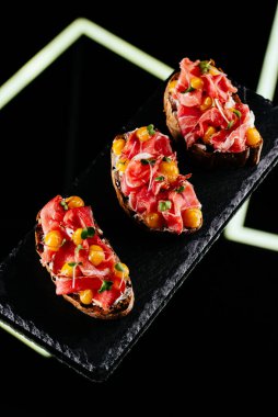 Koyu arkaplanda lezzetli bir kanepe