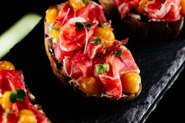 Prosciutto, domates ve mozzarella peynirli bruschetta, seçici odak