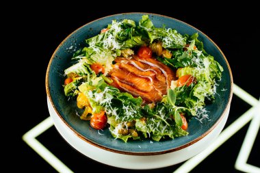 Somon ve sebzeli salata.