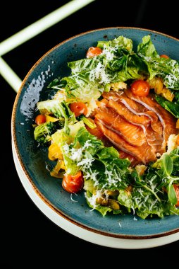 Tavuk ve sebzeli somon salatası.