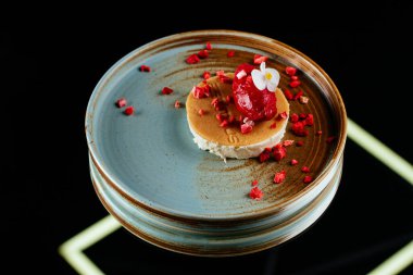 Çikolatalı ve kremalı lezzetli tatlı.