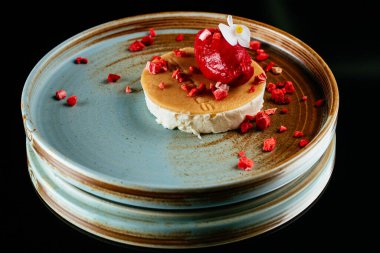 Böğürtlenli ve fındıklı lezzetli pasta.