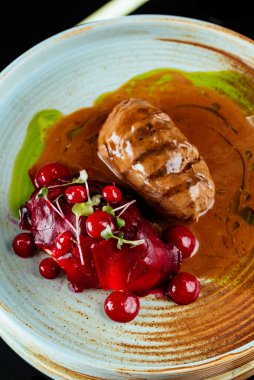 Sebze ve soslu ızgara tavuk.