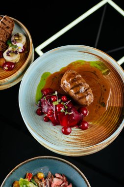 Sebzeli ve soslu leziz et.