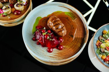 Sebzeli ve soslu leziz et.