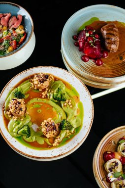 Lezzetli Asya yemeklerinin yakın görüntüsü