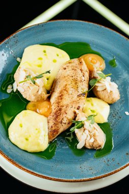 Sebze ve soslu kızarmış tavuk.