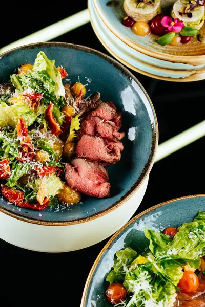 Tavuk ve sebzeli sığır salatası.