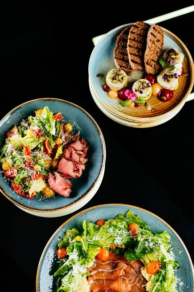 Bir tabak pilavın mutfak fotoğrafı.