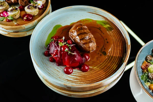 Lezzetli ızgara et, çilek ve sos.