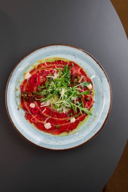 Lezzetli kırmızı domates sosu roka ve bitkilerle birlikte.