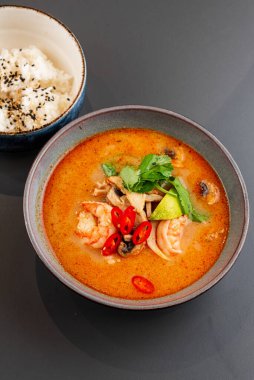 Tayland usulü Asya usulü köri, yer elması çorbası, karides ve sebze.