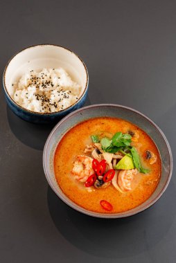 Körili baharatlı Tayland çorbası ve pilav.