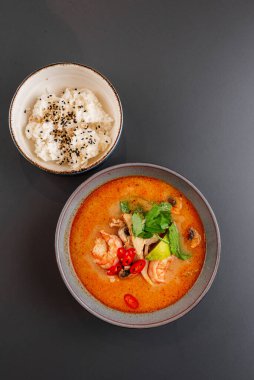 Tavuk, domates ve fesleğenli Tayland baharatlı çorba.