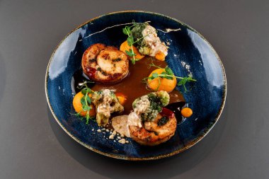 Sebze ve soslu ızgara tavuk.