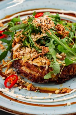 Baharatlı ve sebzeli ızgara tavuk.