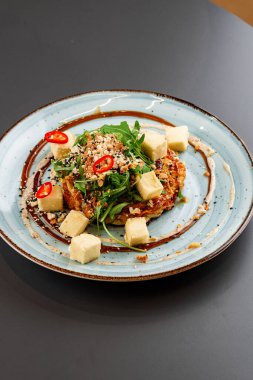 Tavuk ve sebzeli lezzetli salata.