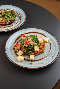 Sebze ve soslu ızgara tavuk.