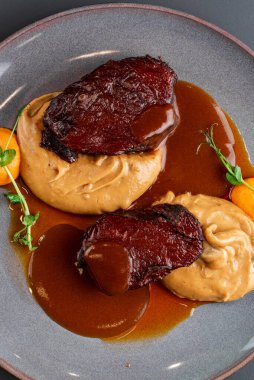 Et ve sebzeli biftek.