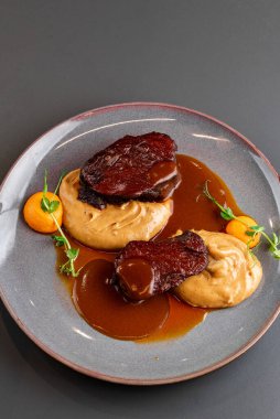 Bir kuzu yemeğinin yemek fotoğrafı.