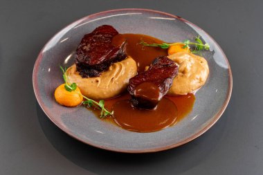 Bir kuzu yemeğinin yemek fotoğrafı.