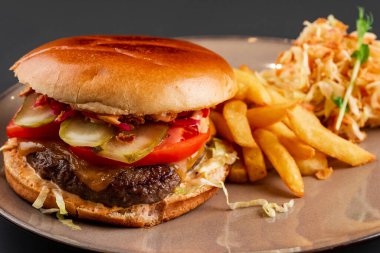 Tahtaya sığır eti, peynir ve domates, marul ve salata..