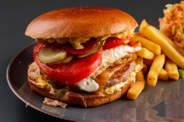 Sığır etli, domatesli ve peynirli burger.