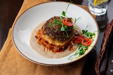 Sebzeli ve soslu leziz et.